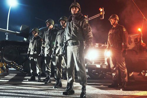 《光影中的历史回响：解析<首尔之春>的镜头语言与时代隐喻》